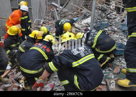 Bildnummer: 56209063  Datum: 23.10.2011  Copyright: imago/Xinhua (111023) -- WENZHOU, Oct. 23, 2011 (Xinhua) -- Rescuers try to find trapped injured persons at the site of an explosion at a factory in Lucheng District of Wenzhou, east China s Zhejiang Province, Oct. 23, 2011. An explosion hit a polishing workshop of a factory in Wenzhou, injuring 16 people. (Xinhua) (zhs) CHINA-WENZHOU-EXPLOSION (CN) PUBLICATIONxNOTxINxCHN Gesellschaft Unglück Explosion Fabrik Zerstörung Trümmer Rettung premiumd xbs x0x 2011 quer     56209063 Date 23 10 2011 Copyright Imago XINHUA  Wenzhou OCT 23 2011 XINHUA R Stock Photo