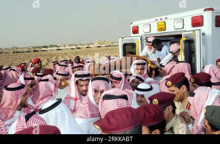 Bildnummer: 56215989  Datum: 25.10.2011  Copyright: imago/Xinhua (111025) -- RIYADH, Oct. 25, 2011 (Xinhua) -- Saudi royal members escort the coffin of Saudi Crown Prince Sultan bin Abdul-Aziz to the cemetery in Riyadh, Oct. 25, 2011. (Xinhua/Saudi Press Agency) SAUDI ARABIA-RIYADH-CROWN PRINCE SULTAN-FUNERAL PUBLICATIONxNOTxINxCHN People Politik Adel Trauer Tod ibn Abd al Aziz Abdal Abdalaziz Al Saud premiumd xbs x2x 2011 quer o0 Beerdigung, Trauerfeier, Leiche     56215989 Date 25 10 2011 Copyright Imago XINHUA  Riyadh OCT 25 2011 XINHUA Saudi Royal Members Escort The Coffin of Saudi Crown P Stock Photo