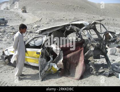 Bildnummer: 56227857  Datum: 28.10.2011  Copyright: imago/Xinhua (111029) -- NANGARHAR, Oct. 29, 2011 (Xinhua) -- A man stands next to the wreckage of a civilian car hit by a roadside bomb blast in Khogyani district of Nangarhar province, Afghanistan, on Oct. 28, 2011. The blast on Friday left six dead and three others wounded, district Chief Mohammad Hassan said. (Xinhua/Safi) (zx) AFGHANISTAN-NANGARHAR-ROADSIDE BOMB PUBLICATIONxNOTxINxCHN Gesellschaft Terror Anschlag Selbstmordanschlag Autobombe x0x xtm 2011 quer premiumd      56227857 Date 28 10 2011 Copyright Imago XINHUA  Nangarhar OCT 29 Stock Photo