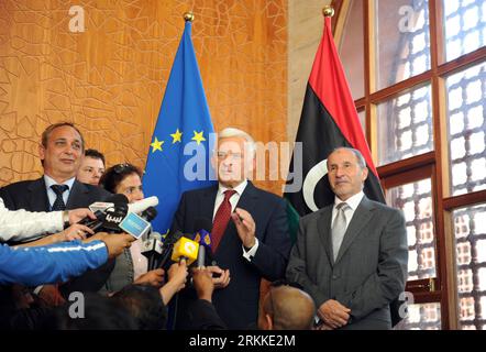 Bildnummer: 56228840  Datum: 29.10.2011  Copyright: imago/Xinhua (111029) -- TRIPOLI, Oct. 29, 2011 (Xinhua) -- Chairman of the Libyan National Transitional Council (NTC) Mustafa Abdul Jalil (R) and visiting European Parliament President Jerzy Buzek talk to the press after their meeting in Tripoli, Libya, Oct. 29, 2011. (Xinhua/Qin Haishi) LIBYA-TRIPOLI-EUROPEAN PARLIAMENT-MEETING PUBLICATIONxNOTxINxCHN People Politik xjh x0x premiumd 2011 quer      56228840 Date 29 10 2011 Copyright Imago XINHUA  Tripoli OCT 29 2011 XINHUA Chairman of The Libyan National Transitional Council NTC Mustafa Abdul Stock Photo