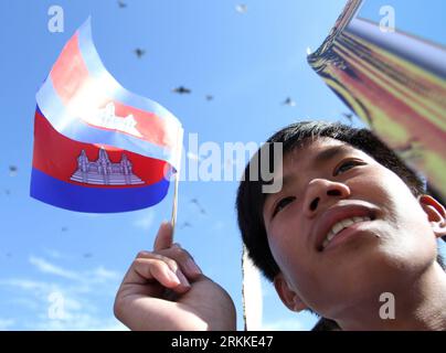 Bildnummer: 56228816  Datum: 30.10.2011  Copyright: imago/Xinhua (111030) -- PHNOM PENH, Oct. 30, 2011 (Xinhua) -- A Cambodian boy waves national flags during a ceremony in Phnom Penh, Cambodia, on Oct. 30, 2011. Cambodia on Sunday celebrated the 20th anniversary of ailing former retired King NorodomSihanouk s return from exile and his 89-year-old birthday turning to 90 on Oct. 31. (Xinhua/Philong Sovan) (djj) CAMBODIA-PHNOM PENH-ANNIVERSARY-SIHANOUK PUBLICATIONxNOTxINxCHN Politik 20 Jahre Jahrestag Rückkehr Exil xjh x1x premiumd 2011 quer     56228816 Date 30 10 2011 Copyright Imago XINHUA  P Stock Photo