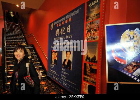 Bildnummer: 56233316  Datum: 30.10.2011  Copyright: imago/Xinhua (111031) -- SAN FRANCISCO, Oct. 31, 2011 (Xinhua) -- A woman walks past a poster of the seventh Sino-U.S. film festival in San Francisco, the United States, Oct. 30, 2011. Several Chinese films will be shown to the audience during the festival in San Francisco. (Xinhua/Liu Yilin)(axy) U.S.-SAN FRANCISCO-FILM FESTIVAL PUBLICATIONxNOTxINxCHN Gesellschaft Kultur Entertainment USA CHN Filmfestival xjh x0x 2011 quer      56233316 Date 30 10 2011 Copyright Imago XINHUA  San Francisco OCT 31 2011 XINHUA a Woman Walks Past a Poster of Th Stock Photo