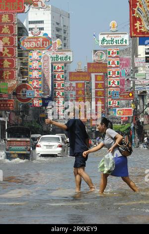 Bildnummer: 56234105  Datum: 31.10.2011  Copyright: imago/Xinhua (111031) -- BANGKOK, Oct. 31, 2011 (Xinhua) -- walk in floodwaters in Bangkok, capital of Thailand, on Oct. 31, 2011. So far, about 1,200 households in 13 districts in north, west and east of Bangkok have been affected by flood that entered the capital mid October, according to Disaster Prevention and Mitigation report on Monday. (Xinhua/Rachen Sageamsak) (nxl) THAILAND-BANGKOK-FLOOD PUBLICATIONxNOTxINxCHN Gesellschaft Überschwemmung Flut x0x xst premiumd 2011 hoch      56234105 Date 31 10 2011 Copyright Imago XINHUA  Bangkok OCT Stock Photo