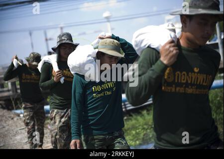 Bildnummer: 56234109  Datum: 31.10.2011  Copyright: imago/Xinhua (111031) -- BANGKOK, Oct. 31, 2011 (Xinhua) -- Thai soldiers carry sand bags to fortify barriers to stop advancing floods in Bangkok, capital of Thailand, Oct. 31, 2011. A total of 381 were confirmed dead and two were missing in Thailand s worst floods that have inundated many provinces since July 25, the Disaster Prevention and Mitigation Department said on Sunday. (Xinhua/Lui Siu Wai) (msq) THAILAND-BANGKOK-FLOOD PUBLICATIONxNOTxINxCHN Gesellschaft Überschwemmung Flut x0x xst premiumd 2011 quer      56234109 Date 31 10 2011 Cop Stock Photo