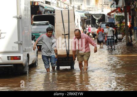 Bildnummer: 56234108  Datum: 31.10.2011  Copyright: imago/Xinhua (111031) -- BANGKOK, Oct. 31, 2011 (Xinhua) -- Two men pull a cart as they wade through floodwaters in floodwaters in Bangkok, capital of Thailand, on Oct. 31, 2011. So far, about 1,200 households in 13 districts in north, west and east of Bangkok have been affected by flood that entered the capital mid October, according to Disaster Prevention and Mitigation report on Monday. (Xinhua/Rachen Sageamsak) (nxl) THAILAND-BANGKOK-FLOOD PUBLICATIONxNOTxINxCHN Gesellschaft Überschwemmung Flut x0x xst premiumd 2011 quer      56234108 Dat Stock Photo