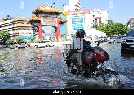 Bildnummer: 56234114  Datum: 31.10.2011  Copyright: imago/Xinhua (111031) -- BANGKOK, Oct. 31, 2011 (Xinhua) -- A motorcyclist drives in floodwaters in Bangkok, capital of Thailand, on Oct. 31, 2011. So far, about 1,200 households in 13 districts in north, west and east of Bangkok have been affected by flood that entered the capital mid October, according to Disaster Prevention and Mitigation report on Monday. (Xinhua/Rachen Sageamsak) (nxl) THAILAND-BANGKOK-FLOOD PUBLICATIONxNOTxINxCHN Gesellschaft Überschwemmung Flut x0x xst premiumd 2011 quer Aufmacher      56234114 Date 31 10 2011 Copyrigh Stock Photo