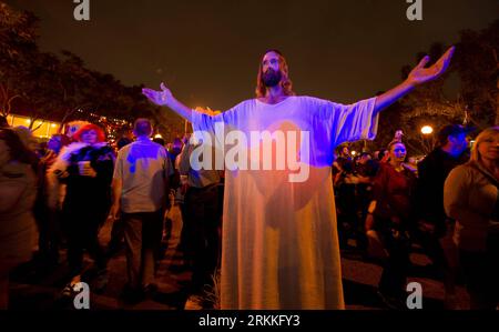 Bildnummer: 56237309  Datum: 01.11.2011  Copyright: imago/Xinhua (111101) -- LOS ANGELES, Nov. 1, 2011 (Xinhua) -- Revellers in costumes participate in what organizers say is one of the world s largest annual Halloween celebrations in West Hollywood, U.S. state of California, on Oct. 31, 2011. (Xinhua/Yang Lei) (nxl) US-CALIFORNIA-HALLOWEEN-CELEBRATIONS PUBLICATIONxNOTxINxCHN Kultur Entertainment Gesellschaft x0x xsk 2011 quer premiumd  o00 USA     56237309 Date 01 11 2011 Copyright Imago XINHUA  Los Angeles Nov 1 2011 XINHUA Revelle in Costumes participate in What Organizers say IS One of The Stock Photo