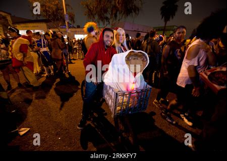 Bildnummer: 56237308  Datum: 01.11.2011  Copyright: imago/Xinhua (111101) -- LOS ANGELES, Nov. 1, 2011 (Xinhua) -- Revellers in costumes participate in what organizers say is one of the world s largest annual Halloween celebrations in West Hollywood, U.S. state of California, on Oct. 31, 2011. (Xinhua/Yang Lei) (nxl) US-CALIFORNIA-HALLOWEEN-CELEBRATIONS PUBLICATIONxNOTxINxCHN Kultur Entertainment Gesellschaft x0x xsk 2011 quer premiumd  o00 USA     56237308 Date 01 11 2011 Copyright Imago XINHUA  Los Angeles Nov 1 2011 XINHUA Revelle in Costumes participate in What Organizers say IS One of The Stock Photo