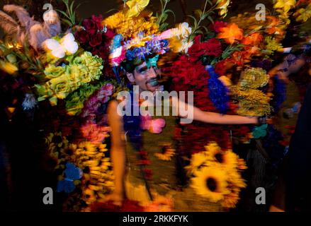 Bildnummer: 56237302  Datum: 01.11.2011  Copyright: imago/Xinhua (111101) -- LOS ANGELES, Nov. 1, 2011 (Xinhua) -- Revellers in costumes participate in what organizers say is one of the world s largest annual Halloween celebrations in West Hollywood, U.S. state of California, on Oct. 31, 2011. (Xinhua/Yang Lei) (nxl) US-CALIFORNIA-HALLOWEEN-CELEBRATIONS PUBLICATIONxNOTxINxCHN Kultur Entertainment Gesellschaft x0x xsk 2011 quer  o00 USA     56237302 Date 01 11 2011 Copyright Imago XINHUA  Los Angeles Nov 1 2011 XINHUA Revelle in Costumes participate in What Organizers say IS One of The World S Stock Photo