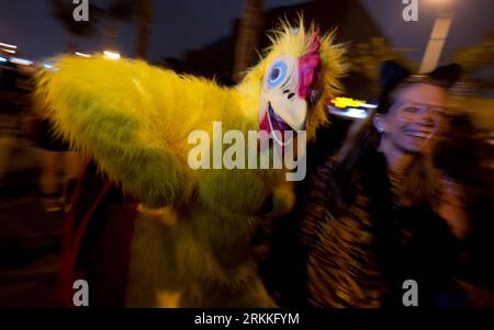 Bildnummer: 56237313  Datum: 01.11.2011  Copyright: imago/Xinhua (111101) -- LOS ANGELES, Nov. 1, 2011 (Xinhua) -- Revellers in costumes participate in what organizers say is one of the world s largest annual Halloween celebrations in West Hollywood, U.S. state of California, on Oct. 31, 2011. (Xinhua/Yang Lei) (nxl) US-CALIFORNIA-HALLOWEEN-CELEBRATIONS PUBLICATIONxNOTxINxCHN Kultur Entertainment Gesellschaft x0x xsk 2011 quer premiumd  o00 USA     56237313 Date 01 11 2011 Copyright Imago XINHUA  Los Angeles Nov 1 2011 XINHUA Revelle in Costumes participate in What Organizers say IS One of The Stock Photo