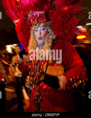 Bildnummer: 56237298  Datum: 01.11.2011  Copyright: imago/Xinhua (111101) -- LOS ANGELES, Nov. 1, 2011 (Xinhua) -- Revellers in costumes participate in what organizers say is one of the world s largest annual Halloween celebrations in West Hollywood, U.S. state of California, on Oct. 31, 2011. (Xinhua/Yang Lei) (nxl) US-CALIFORNIA-HALLOWEEN-CELEBRATIONS PUBLICATIONxNOTxINxCHN Kultur Entertainment Gesellschaft x0x xsk 2011 hoch  o00 USA     56237298 Date 01 11 2011 Copyright Imago XINHUA  Los Angeles Nov 1 2011 XINHUA Revelle in Costumes participate in What Organizers say IS One of The World S Stock Photo