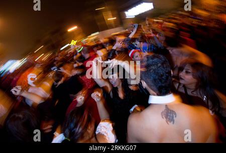 Bildnummer: 56237301  Datum: 01.11.2011  Copyright: imago/Xinhua (111101) -- LOS ANGELES, Nov. 1, 2011 (Xinhua) -- Revellers in costumes participate in what organizers say is one of the world s largest annual Halloween celebrations in West Hollywood, U.S. state of California, on Oct. 31, 2011. (Xinhua/Yang Lei) (nxl) US-CALIFORNIA-HALLOWEEN-CELEBRATIONS PUBLICATIONxNOTxINxCHN Kultur Entertainment Gesellschaft x0x xsk 2011 quer  o00 USA     56237301 Date 01 11 2011 Copyright Imago XINHUA  Los Angeles Nov 1 2011 XINHUA Revelle in Costumes participate in What Organizers say IS One of The World S Stock Photo