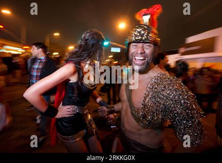 Bildnummer: 56237303  Datum: 01.11.2011  Copyright: imago/Xinhua (111101) -- LOS ANGELES, Nov. 1, 2011 (Xinhua) -- Revellers in costumes participate in what organizers say is one of the world s largest annual Halloween celebrations in West Hollywood, U.S. state of California, on Oct. 31, 2011. (Xinhua/Yang Lei) (nxl) US-CALIFORNIA-HALLOWEEN-CELEBRATIONS PUBLICATIONxNOTxINxCHN Kultur Entertainment Gesellschaft x0x xsk 2011 quer  o00 USA     56237303 Date 01 11 2011 Copyright Imago XINHUA  Los Angeles Nov 1 2011 XINHUA Revelle in Costumes participate in What Organizers say IS One of The World S Stock Photo