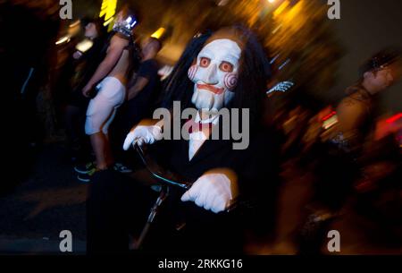 Bildnummer: 56237311  Datum: 01.11.2011  Copyright: imago/Xinhua (111101) -- LOS ANGELES, Nov. 1, 2011 (Xinhua) -- Revellers in costumes participate in what organizers say is one of the world s largest annual Halloween celebrations in West Hollywood, U.S. state of California, on Oct. 31, 2011. (Xinhua/Yang Lei) (nxl) US-CALIFORNIA-HALLOWEEN-CELEBRATIONS PUBLICATIONxNOTxINxCHN Kultur Entertainment Gesellschaft x0x xsk 2011 quer premiumd  o00 USA     56237311 Date 01 11 2011 Copyright Imago XINHUA  Los Angeles Nov 1 2011 XINHUA Revelle in Costumes participate in What Organizers say IS One of The Stock Photo