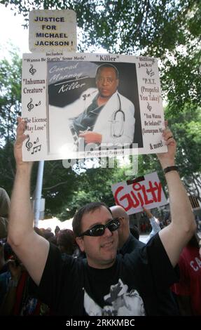 Bildnummer: 56257898  Datum: 07.11.2011  Copyright: imago/Xinhua (111108) -- LOS ANGELES, Nov. 8, 2011 (Xinhua) -- A supporter of Michael Jackson holds a placard following the announcement of the verdict in the trial of Jackson s doctor in Los Angeles, southern California, the United States, Nov. 7, 2011. Michael Jackson s doctor Conrad Murray was found guilty of involuntary manslaughter over Jackson s 2009 death, the court clerk said. (Xinhua/Ringo H.W. Chiu)(ctt) US-LOS ANGELES-JACKSON-TRIAL-VERDICT PUBLICATIONxNOTxINxCHN Gesellschaft Prozess Gerichtsprozess Gericht schuldig Fahrlässige Tötu Stock Photo