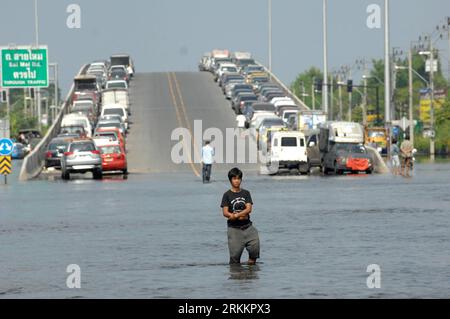 Bildnummer: 56271756  Datum: 11.11.2011  Copyright: imago/Xinhua (111111) -- BANGKOK, Nov. 11, 2011 (Xinhua) -- A man walks in floodwater at the Bang Khen district, Bangkok, Nov. 11, 2011. The Flood Recovery and Restoration Committee has approved the 1.1 billion bahts of flood compensation for Bangkok residents and another 10 billion bahts for flood-hit villagers. Deputy Prime Minister Yongyuth Wichaidit said some 640,000 Bangkok residents would be entitled for 5,000 bahts compensation per family. (Xinhua/Rachen Sageamsak) (zx) THAILAND-BANGKOK-FLOOD PUBLICATIONxNOTxINxCHN Gesellschaft Übersch Stock Photo