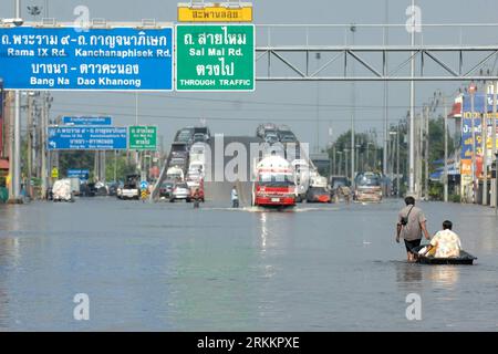 Bildnummer: 56271755  Datum: 11.11.2011  Copyright: imago/Xinhua (111111) -- BANGKOK, Nov. 11, 2011 (Xinhua) -- A man pulls a boat for others in floodwater at the Bang Khen district, Bangkok, Nov. 11, 2011. The Flood Recovery and Restoration Committee has approved the 1.1 billion bahts of flood compensation for Bangkok residents and another 10 billion bahts for flood-hit villagers. Deputy Prime Minister Yongyuth Wichaidit said some 640,000 Bangkok residents would be entitled for 5,000 bahts compensation per family. (Xinhua/Rachen Sageamsak) (zx) THAILAND-BANGKOK-FLOOD PUBLICATIONxNOTxINxCHN Ge Stock Photo