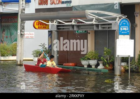 Bildnummer: 56271754  Datum: 11.11.2011  Copyright: imago/Xinhua (111111) -- BANGKOK, Nov. 11, 2011 (Xinhua) -- A woman rows a boat in floodwater at the Bang Khen district, Bangkok, Nov. 11, 2011. The Flood Recovery and Restoration Committee has approved the 1.1 billion bahts of flood compensation for Bangkok residents and another 10 billion bahts for flood-hit villagers. Deputy Prime Minister Yongyuth Wichaidit said some 640,000 Bangkok residents would be entitled for 5,000 bahts compensation per family. (Xinhua/Rachen Sageamsak) (zx) THAILAND-BANGKOK-FLOOD PUBLICATIONxNOTxINxCHN Gesellschaft Stock Photo