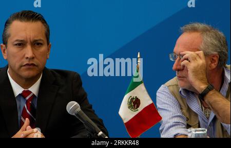 Bildnummer: 56272513  Datum: 21.07.2011  Copyright: imago/Xinhua (111111) -- MEXICO CITY, Nov. 11, 2011 (Xinhua) -- File photo taken on July 21, 2011 shows Mexican Interior Minister Francisco Blake Mora (L) sitting next to writer Javier Sicilia during a meeting in Mexico City, capital of Mexico. Francisco Blake Mora was killed in a   crash on Friday Nov. 11, official sources said. (Xinhua/Pedro Mera) (CORRECTION)MEXICO-INTERIOR MINISTER-FRANCISCO BLAKE MORA-DEATH PUBLICATIONxNOTxINxCHN People Politik xdp x2x premiumd 2011 quer     56272513 Date 21 07 2011 Copyright Imago XINHUA  Mexico City No Stock Photo