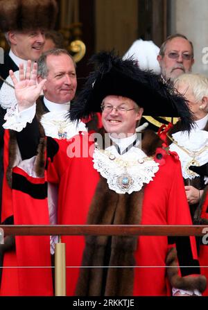 Bildnummer: 56276135  Datum: 12.11.2011  Copyright: imago/Xinhua (111113) -- LONDON, Nov. 13, 2011 (Xinhua) -- The new Lord Mayor of London, David Wootton, waves to the public during the Lord Mayor s Show in the City of London, capital of Britain, Nov. 12, 2011. The 684th Lord Mayor of London David Wootton started his first duty in his one-year term by embarking on the procession on Saturday. The annual street parade is one of the best known events in London dating back to 1215. (Xinhua/Bimal Gautam) (ctt) BRITAIN-LONDON-LORD MAYOR S SHOW PUBLICATIONxNOTxINxCHN People Politik Gesellschaft Para Stock Photo