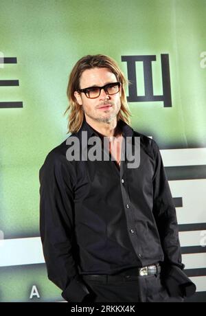 Bildnummer: 56284393  Datum: 15.11.2011  Copyright: imago/Xinhua (111115) -- SEOUL, Nov. 15, 2011 (Xinhua) -- Hollywood star Brad Pitt poses during a press conference to promote his latest film Moneyball in Seoul, capital of South Korea, Nov. 15, 2011. (Xinhua/He Lulu) SKOREA-SEOUL-BRAD PITT-MONEYBALL PUBLICATIONxNOTxINxCHN People Entertainment Film Porträt x0x xtm premiumd 2011 hoch      56284393 Date 15 11 2011 Copyright Imago XINHUA  Seoul Nov 15 2011 XINHUA Hollywood Star Brad Pitt Poses during a Press Conference to promote His Latest Film  in Seoul Capital of South Korea Nov 15 2011 XINHU Stock Photo