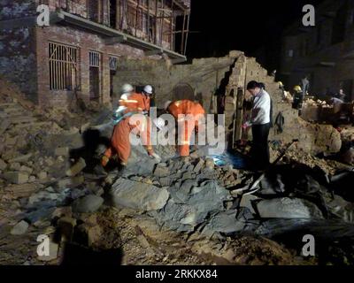 Bildnummer: 56285064  Datum: 14.11.2011  Copyright: imago/Xinhua (111115) -- XINSHAO, Nov. 15, 2011 (Xinhua) -- Firefighters conduct rescue works at the collapse scene of a local house in Xinshao County of central China s Hunan Province, Nov. 14, 2011. A house collapsed at around 7:40 pm Monday at Yuejin Village of Tanfu Township in Xinshao County of Hunan. Ten were confirmed dead and 12 others were injured. (Xinhua) (xzj) CHINA-HUNAN-XINSHAO-HOUSE COLLAPSE-CLEAN UP (CN) PUBLICATIONxNOTxINxCHN Gesellschaft Unglück Einsturz Hauseinsturz Haus Bergung Rettungsaktion x0x xst 2011 quer      5628506 Stock Photo