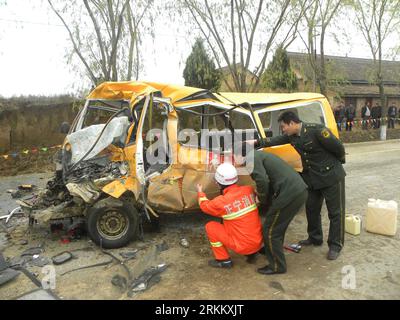 Bildnummer: 56287338  Datum: 16.11.2011  Copyright: imago/Xinhua (111116) -- ZHENGNING, Nov. 16, 2011 (Xinhua) -- Photo taken on Nov. 16, 2011 shows the scene of a car crash which involved a school bus in Yulinzi Township, Zhengning County, Qingyang City, northwest China s Gansu Province. Nineteen people, including 17 preschoolers and two adults, died in a head-on collision between a school bus of a kindergarten and a truck in Yulinzi Township in Gansu on Wednesday. (Xinhua) (zgp) CHINA-GANSU-ZHENGNING-SCHOOL BUS-CRASH (CN) PUBLICATIONxNOTxINxCHN Gesellschaft Straße Verkehr Unfall Verkehrsunfa Stock Photo