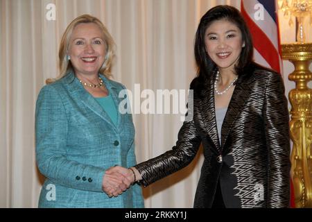 Bildnummer: 56289104  Datum: 16.11.2011  Copyright: imago/Xinhua (111116) -- BANGKOK, Nov. 16, 2011 (Xinhua) -- Thai Prime Minister Yingluck Shinawatra (R) shakes hands with US Secretary of State Hillary Clinton during a meeting at the Royal Thai Government House in Bangkok, Thailand, on Nov. 16, 2011. (Xinhua/Thai Government House)(axy) THAILAND-U.S.-HILLARY CLINTON-VISIT PUBLICATIONxNOTxINxCHN People Politik x0x xtm 2011 quer premiumd      56289104 Date 16 11 2011 Copyright Imago XINHUA  Bangkok Nov 16 2011 XINHUA Thai Prime Ministers Yingluck Shinawatra r Shakes Hands With U.S. Secretary of Stock Photo