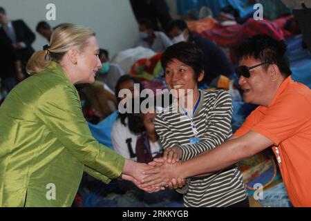 Bildnummer: 56290780  Datum: 17.11.2011  Copyright: imago/Xinhua (111117) -- BANGKOK, Nov. 17, 2011 (Xinhua) -- U.S. Secretary of State Hillary Clinton shakes hands with flood victims at the collective centre for evacuated from flooded areas at a makeshift camp in Ratchamang Kala stadium, Bangkok, Thailand, Nov. 17, 2011. (Xinhua/Rachen Sageamsak) (msq) THAILAND-U.S.-HILLARY CLINTON-FLOOD-VISIT PUBLICATIONxNOTxINxCHN People Politik USA Hochwasser Flüchtlingslager premiumd xns x0x 2011 quer      56290780 Date 17 11 2011 Copyright Imago XINHUA  Bangkok Nov 17 2011 XINHUA U S Secretary of State H Stock Photo