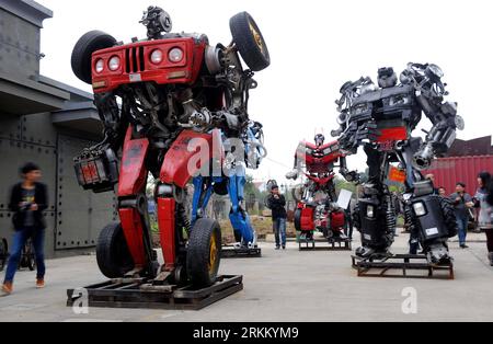 Bildnummer: 56291280  Datum: 17.11.2011  Copyright: imago/Xinhua (111117) -- JIAXING, Nov. 17, 2011 (Xinhua) -- Visitors view robots at the steel sculpture theme park in Jiaxing City, east China s Zhejiang Province, Nov. 17, 2011. 49-year-old Zhu Kefeng and his team have spent ten years in making recycled iron and steel sculptures. In their iron buddies steel sculpture theme park, all the artworks are made of wasted materials from used cars, gears, old machines, etc. As China s first sculpture park themed on recycled iron and steel artworks, the park is under construction now and will open to Stock Photo
