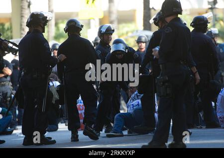 Bildnummer: 56292208  Datum: 17.11.2011  Copyright: imago/Xinhua (111117) -- LOS ANGELES, Nov. 17, 2011 (Xinhua) -- Policemen arrest a protestor in downtown Los Angeles, the United States, Nov. 17, 2011. The anti-Wall Street demonstration in the heart of the downtown Los Angeles financial district on Thursday morning ended after police arrested 23 who were part of those formed a circle and blocked an intersection in the city to show their strong will to tax more on the rich and hold Wall Street accountable for fixing the nation s economy. (Xinhua/Yang Lei) US-ANTI-WALL STREET-DEMONSTRATION PUB Stock Photo