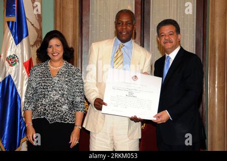 Bildnummer: 56297028  Datum: 17.11.2011  Copyright: imago/Xinhua (111118) -- SANTO DOMINGO, Nov. 18, 2011 (Xinhua) -- Image granted by Dominican Republic Presidency shows Leonel Fernandez (R), President of Dominican Republic and his wife Margarita Cedeno de Fernandez (L), awards American actor Dany Glover (C), with the Orden Heraldica de Cristobal Colon during the Dominican Festival of Global Cinema in Santo Domingo, Dominican Republic, Nov. 17, 2011. (Xinhua/Presidency of Dominican Republic) (ctt) DOMINICAN REPUBLIC-SANTO DOMINGO-ENTERTAINMENT-CINEMA PUBLICATIONxNOTxINxCHN People Politik x1x Stock Photo