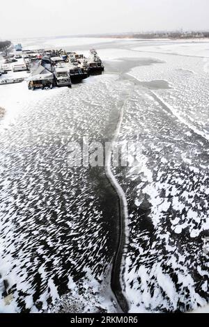Bildnummer: 56329042  Datum: 19.11.2011  Copyright: imago/Xinhua (111119) -- HARBIN, Nov. 19, 2011 (Xinhua) -- Photo taken on Nov. 19, 2011 shows the frozen Songhua River in Harbin, northeast China s Heilongjiang Province. The Songhua River section of Harbin began freezing up due to temperature plummeting recently. (Xinhua/Zhang Qingyun) (hdt) CHINA-HARBIN-SONGHUA RIVER-FROZEN (CN) PUBLICATIONxNOTxINxCHN Gesellschaft Wetter Winter Frost Fluss zugefroren xda x0x 2011 hoch      56329042 Date 19 11 2011 Copyright Imago XINHUA  Harbin Nov 19 2011 XINHUA Photo Taken ON Nov 19 2011 Shows The Frozen Stock Photo