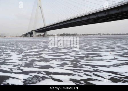 Bildnummer: 56329040  Datum: 19.11.2011  Copyright: imago/Xinhua (111119) -- HARBIN, Nov. 19, 2011 (Xinhua) -- Photo taken on Nov. 19, 2011 shows the frozen Songhua River in Harbin, northeast China s Heilongjiang Province. The Songhua River section of Harbin began freezing up due to temperature plummeting recently. (Xinhua/Zhang Qingyun) (hdt) CHINA-HARBIN-SONGHUA RIVER-FROZEN (CN) PUBLICATIONxNOTxINxCHN Gesellschaft Wetter Winter Frost Fluss zugefroren xda x0x 2011 quer      56329040 Date 19 11 2011 Copyright Imago XINHUA  Harbin Nov 19 2011 XINHUA Photo Taken ON Nov 19 2011 Shows The Frozen Stock Photo