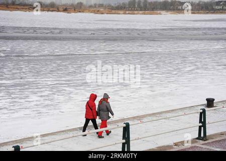 Bildnummer: 56329038  Datum: 19.11.2011  Copyright: imago/Xinhua (111119) -- HARBIN, Nov. 19, 2011 (Xinhua) -- Citizens walk along the frozen Songhua River in Harbin, northeast China s Heilongjiang Province, Nov. 19, 2011. The Songhua River section of Harbin began freezing up due to temperature plummeting recently. (Xinhua/Zhang Qingyun) (hdt) CHINA-HARBIN-SONGHUA RIVER-FROZEN (CN) PUBLICATIONxNOTxINxCHN Gesellschaft Wetter Winter Frost Fluss zugefroren xda x0x 2011 quer      56329038 Date 19 11 2011 Copyright Imago XINHUA  Harbin Nov 19 2011 XINHUA Citizens Walk Along The Frozen Songhua River Stock Photo