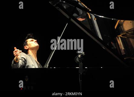 Bildnummer: 56336083  Datum: 19.11.2011  Copyright: imago/Xinhua (111119) -- WUHAN, Nov. 19, 2011 (Xinhua) -- Croatian pianist Maksim Mrvica performs at his concert in Wuhan, central China s Hubei Province, Nov. 19, 2011. (Xinhua) (hdt) CHINA-WUHAN-MAKSIM MRVICA-CONCERT (CN) PUBLICATIONxNOTxINxCHN People Kultur Entertainment Musik Aktion xda x0x 2011 quer      56336083 Date 19 11 2011 Copyright Imago XINHUA  Wuhan Nov 19 2011 XINHUA Croatian Pianist Maksim  performs AT His Concert in Wuhan Central China S Hubei Province Nov 19 2011 XINHUA HDT China Wuhan Maksim  Concert CN PUBLICATIONxNOTxINxC Stock Photo