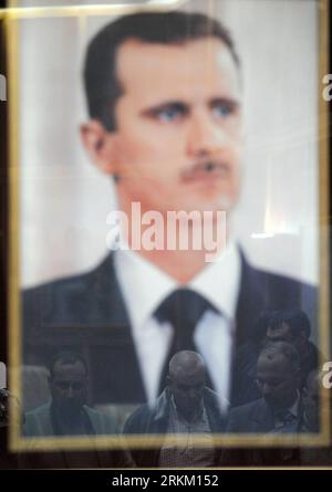Bildnummer: 56348055  Datum: 20.11.2011  Copyright: imago/Xinhua (111120) -- DAMASCUS, Nov. 20, 2011 (Xinhua) -- are reflected in a photo frame of Syrian President Bashar al-Assad in this file photo taken in the unrest-torn city of Hama, central Syria, Nov. 17, 2011. I assure you that Syria will not bow down and that it will continue to resist the pressure being imposed on it, al-Assad told Britain s Sunday Times newspaper here in an interview published late Saturday. (Xinhua/Yin Bogu) SYRIA-UNREST PUBLICATIONxNOTxINxCHN Gesellschaft Demo Anhänger Syrien x0x xtm 2011 hoch      56348055 Date 20 Stock Photo