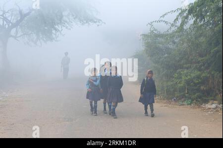 Bildnummer: 56359617  Datum: 21.11.2011  Copyright: imago/Xinhua (111121) -- NEW DELHI, Nov. 21, 2011 (Xinhua) -- Young girls go to school through thick fog in New Delhi, India, Nov. 21, 2011. The Met department said the fog will get thicker in the next few days. High humidity, low temperature and absence of strong winds will make the situation bad. (Xinhua/Partha Sarkar) (ctt) INDIA-NEW DELHI-FOG PUBLICATIONxNOTxINxCHN Gesellschaft Wetter Smog Ökologie Luftverschmutzung xjh x0x 2011 quer      56359617 Date 21 11 2011 Copyright Imago XINHUA  New Delhi Nov 21 2011 XINHUA Young Girls Go to Schoo Stock Photo