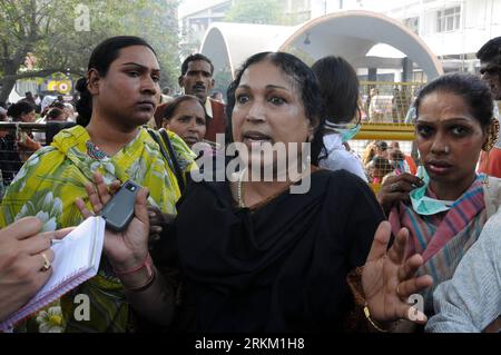 Bildnummer: 56365670  Datum: 21.11.2011  Copyright: imago/Xinhua (111121) -- New Delhi, Nov. 21, 2011 (Xinhua) -- An Indian eunuch talks to a journalist outside a hospital in New Delhi, India, on Nov. 21, 2011. An isolated and shunned community of castrated men, transvestites and transsexuals mourned Monday for 15 comrades killed when a fire blazed through a makeshift tent where they had gathered to honor deceased friends. (Xinhua/Partha Sarkar) (dtf) INDIA-NEW DELHI-EUNUCH-FIRE PUBLICATIONxNOTxINxCHN Gesellschaft Transsexuelle Transvestiten Eunuchen Trauer xda x0x 2011 quer      56365670 Date Stock Photo