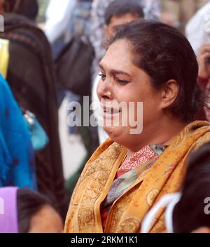 Bildnummer: 56365669  Datum: 21.11.2011  Copyright: imago/Xinhua (111121) -- New Delhi, Nov. 21, 2011 (Xinhua) -- An indian eunuch cries outside a hospital in New Delhi, India, on Nov. 21, 2011. An isolated and shunned community of castrated men, transvestites and transsexuals mourned Monday for 15 comrades killed when a fire blazed through a makeshift tent where they had gathered to honor deceased friends. (Xinhua/Partha Sarkar) (dtf) INDIA-NEW DELHI-EUNUCH-FIRE PUBLICATIONxNOTxINxCHN Gesellschaft Transsexuelle Transvestiten Eunuchen Trauer xda x0x 2011 quadrat      56365669 Date 21 11 2011 C Stock Photo