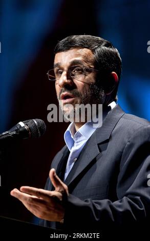 Bildnummer: 56413692  Datum: 23.11.2011  Copyright: imago/Xinhua (111123) -- TEHRAN, Nov. 23, 2011 (Xinhua) -- Iranian President Mahmoud Ahmadinejad speaks at the Iran Investment Summit in Tehran, capital of Iran, on Nov. 23, 2011. Ahmadinejad inaugurated an international investment conference here on Wednesday.The conference, named Iran Investment Summit , aims to introduce investment opportunities in the country s energy, economic and industrial sectors. (Xinhua/Ahmad Halabisaz) (srb) IRAN-TEHRAN-INTERNATIONAL INVESTMENT-CONFERENCE PUBLICATIONxNOTxINxCHN People Politik Porträt x0x xtm 2011 h Stock Photo