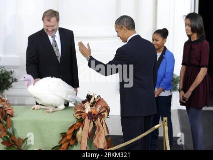 Bildnummer: 56415290  Datum: 23.11.2011  Copyright: imago/Xinhua (111123) -- WASHINGTON, Nov. 23, 2011 (Xinhua) -- U.S. President Barack Obama (2nd L), flanked by his daughters Sasha (2nd R), Malia (1st R), and National Turkey Federation Chairman Richard Huisinga (1st L), pardons 2011 Thanksgiving Turkey, Liberty, at the North Portico of the White House in Washington D.C., capital of the United States, Nov. 23, 2011. (Xinhua/Zhang Jun) (lyz) US-OBAMA-TURKEY PARDON PUBLICATIONxNOTxINxCHN People Politik Pressetermin Thanksgiving Truthahn Verschonung Begnadigung xdp x1x premiumd 2011 quer  o0 Fam Stock Photo