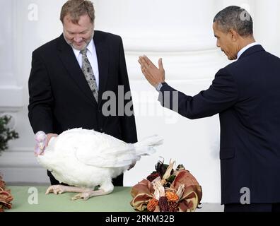 Bildnummer: 56415025  Datum: 23.11.2011  Copyright: imago/Xinhua (111123) -- WASHINGTON, Nov. 23, 2011 (Xinhua) -- U.S. President Barack Obama (R), along with National Turkey Federation Chairman Richard Huisinga, pardons 2011 Thanksgiving Turkey, Liberty, at the North Portico of the White House in Washington D.C., capital of the United States, Nov. 23, 2011. (Xinhua/Zhang Jun) (lyz) US-OBAMA-TURKEY PARDON PUBLICATIONxNOTxINxCHN People Politik Pressetermin Thanksgiving Truthahn Verschonung Begnadigung xdp x1x premiumd 2011 quer      56415025 Date 23 11 2011 Copyright Imago XINHUA  Washington No Stock Photo
