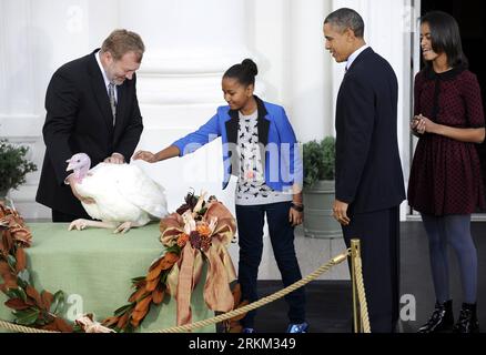 Bildnummer: 56415031  Datum: 23.11.2011  Copyright: imago/Xinhua (111123) -- WASHINGTON, Nov. 23, 2011 (Xinhua) -- U.S. President Barack Obama (2nd R), flanked by his daughters Sasha (2nd L), Malia (1st R), and National Turkey Federation Chairman Richard Huisinga (1st L), pardons 2011 Thanksgiving Turkey, Liberty, at the North Portico of the White House in Washington D.C., capital of the United States, Nov. 23, 2011. (Xinhua/Zhang Jun) (lyz) US-OBAMA-TURKEY PARDON PUBLICATIONxNOTxINxCHN People Politik Pressetermin Thanksgiving Truthahn Verschonung Begnadigung xdp x1x premiumd 2011 quer  o0 Fam Stock Photo