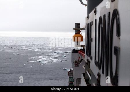 151129) -- XUELONG ICEBREAKER, Nov., 2015 -- Photo taken from Chinese  icebreaker Xuelong , meaning Snow Dragon in English, shows floating ice on  her journey to Antarctica. Xuelong crossed westerlies and reached