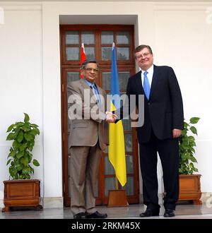 Bildnummer: 56467943  Datum: 25.11.2011  Copyright: imago/Xinhua (111125) -- NEW DELHI, Nov. 25, 2011 (Xinhua) -- Ukraine s Foreign Minister Kostyantyn Gryshchenko (R) meets with his Indian counterpart Somanahalli Mallaiah Krishna at Hyderabad House in New Delhi, India, on Nov. 25, 2011.Gryshchenko is on a four-day visit to India. (Xinhua/Partha Sarkar)(dtf) INDIA-UKRAINE-DIPLOMACY PUBLICATIONxNOTxINxCHN People Politik x0x xtm 2011 quadrat premiumd      56467943 Date 25 11 2011 Copyright Imago XINHUA  New Delhi Nov 25 2011 XINHUA Ukraine S Foreign Ministers  Gryshchenko r Meets With His Indian Stock Photo