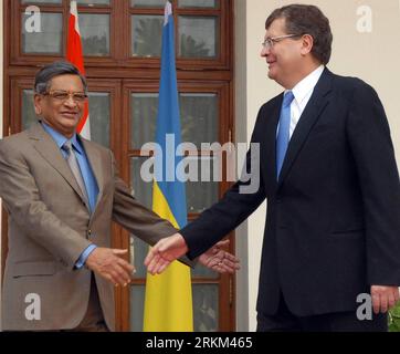 Bildnummer: 56467944  Datum: 25.11.2011  Copyright: imago/Xinhua (111125) -- NEW DELHI, Nov. 25, 2011 (Xinhua) -- Ukraine s Foreign Minister Kostyantyn Gryshchenko (R) meets with his Indian counterpart Somanahalli Mallaiah Krishna at Hyderabad House in New Delhi, India, on Nov. 25, 2011.Gryshchenko is on a four-day visit to India. (Xinhua/Partha Sarkar)(dtf) INDIA-UKRAINE-DIPLOMACY PUBLICATIONxNOTxINxCHN People Politik x0x xtm 2011 quadrat premiumd      56467944 Date 25 11 2011 Copyright Imago XINHUA  New Delhi Nov 25 2011 XINHUA Ukraine S Foreign Ministers  Gryshchenko r Meets With His Indian Stock Photo
