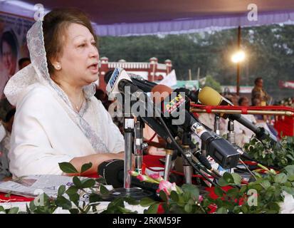 Bildnummer: 56518631  Datum: 27.11.2011  Copyright: imago/Xinhua (111127) -- DHAKA, Nov. 27, 2011 (Xinhua) -- Leader of the Opposition in Parliament Begum Khaleda Zia addresses a rally in front of Khulna Circuit House ground in Dhaka, capital of Bangladesh, on Nov. 27, 2011. Bangladesh s major opposition alliance on Sunday ended a road march from Dhaka to Khulna district, demanding the resignation of Bangladesh Prime Minister SheikhHasinas incumbent government and reinstatement of a non-party caretaker system. (Xinhua) (lr) BANGLADESH-DHAKA-OPPOSITION PARTY-MARCH-ENDING PUBLICATIONxNOTxINxCHN Stock Photo
