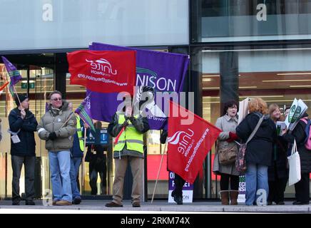 Bildnummer: 56535716  Datum: 30.11.2011  Copyright: imago/Xinhua (111130) -- LONDON, Nov. 30, 2011 (Xinhua) -- Strike supporters go down the streets in Greenwich near London, the United Kingdom, on Nov. 30, 2011. Over 2 million public sector workers throughout UK go on strike on Wednesday to protest against the government s pension reform plan. (Xinhua/Bimal Gautam) (ypf) UK-MASS STRIKE PUBLICATIONxNOTxINxCHN Gesellschaft Politik Demo Protest Streik Renten Rentenreform öffentlicher Dienst xbs x2x 2011 quer premiumd o0 unison     56535716 Date 30 11 2011 Copyright Imago XINHUA  London Nov 30 20 Stock Photo