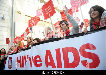 Bildnummer: 56541336  Datum: 01.12.2011  Copyright: imago/Xinhua (111201) -- ISTANBUL, Dec. 1, 2011 (Xinhua) -- Residents march along the streets to mark the World AIDS Day in Istanbul, Turkey, Dec. 1, 2011. The World Health Organization, which declared Dec. 1 as the World AIDS Day in 1988, leads worldwide campaigns against the HIV and AIDS and plans and implements programmes that seek to fight the scourge. (Xinhua/Ma Yan) (msq) TURKEY-ISTANBUL-AIDS DAY PUBLICATIONxNOTxINxCHN Gesellschaft Gedenken AIDS HIV Weltaidstag Welt Tag xns x0x 2011 quer premiumd     56541336 Date 01 12 2011 Copyright I Stock Photo